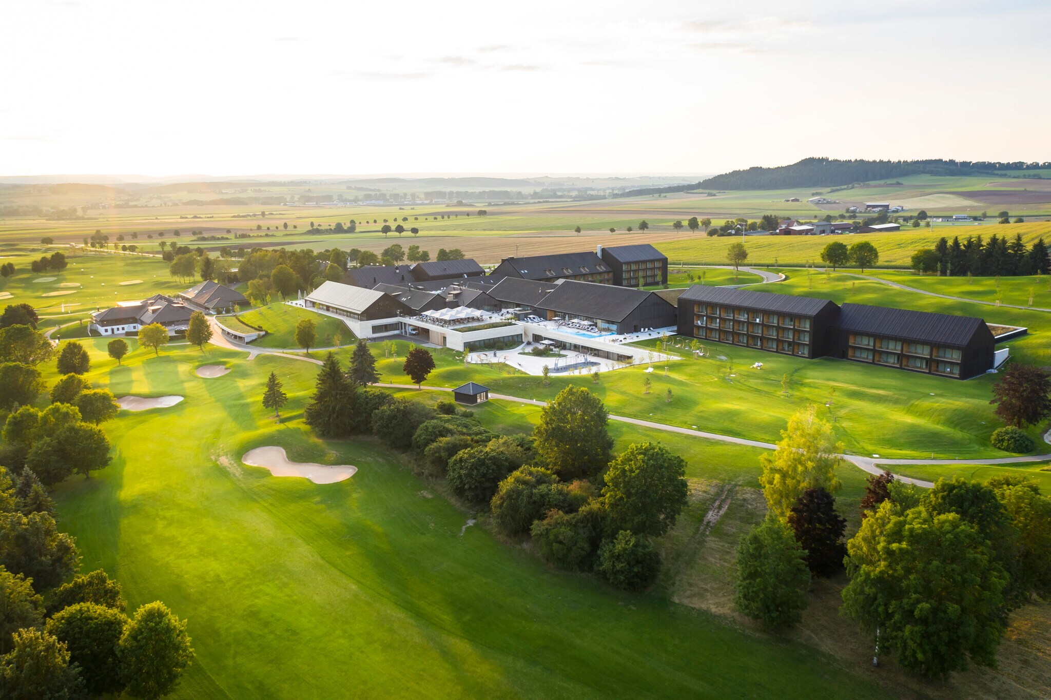 Luftaufnahme eines Goldhotels mit Golfplatz