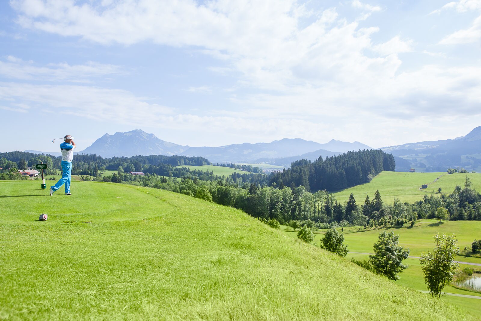 Golfspieler vor Alpenpanorama