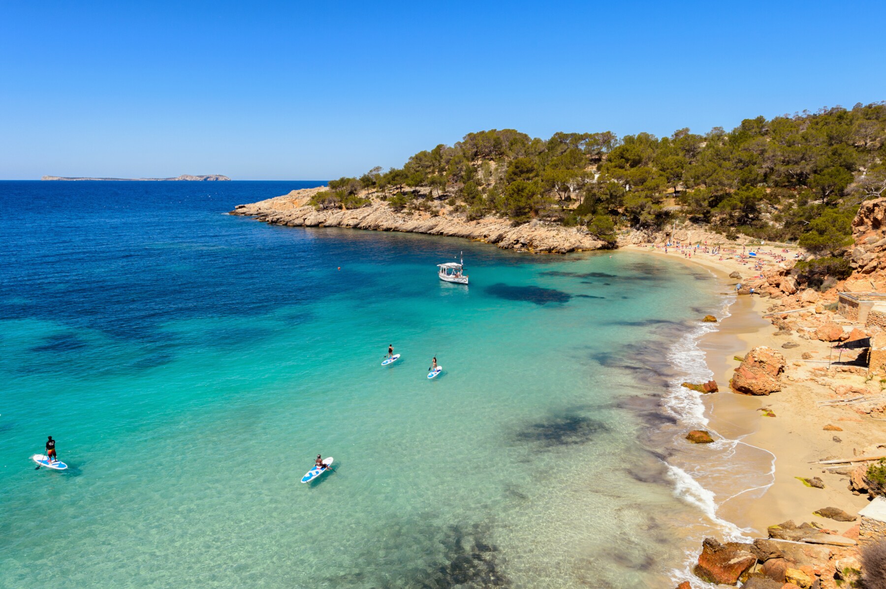 Eine felsige Bucht mit türkisblauem Wasser