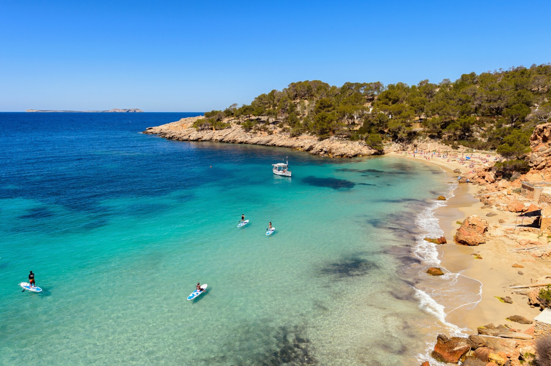 Eine felsige Bucht mit türkisblauem Wasser Eine felsige Bucht mit türkisblauem Wasser