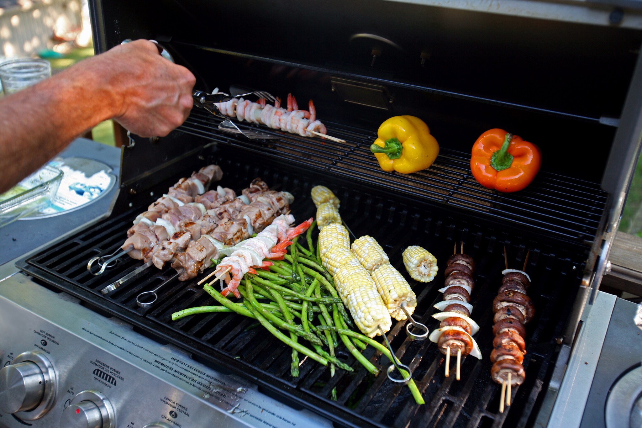 Gasgrill mit unterschiedlichem Grillgut