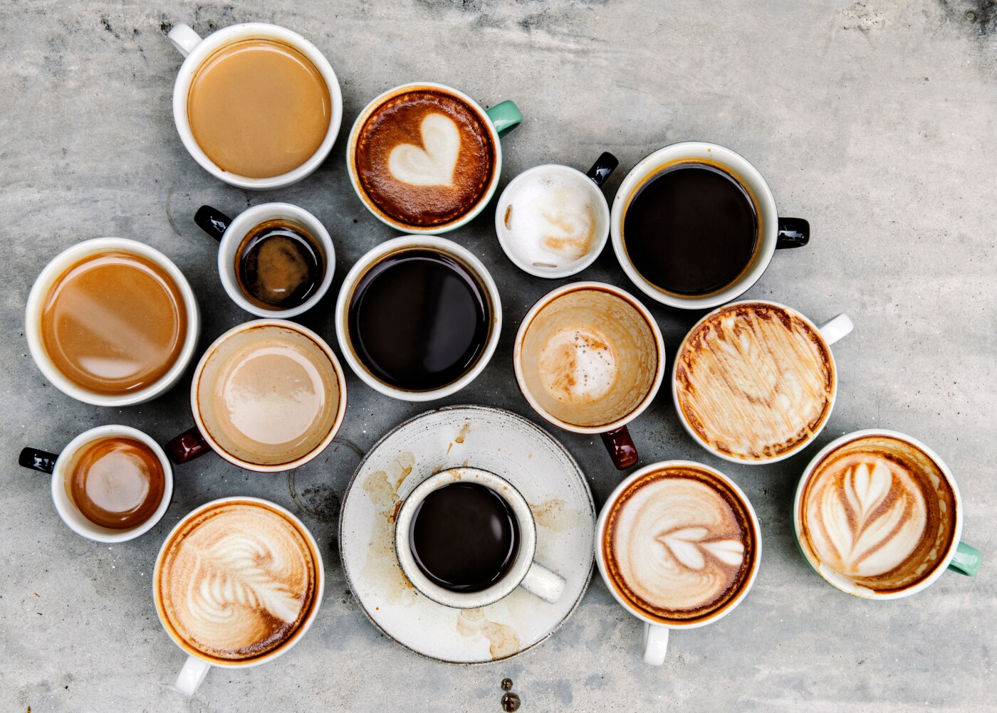 Verschiedene Kaffeespezialitäten auf einem Tisch von oben fotografiert Verschiedene Kaffeespezialitäten auf einem Tisch von oben fotografiert