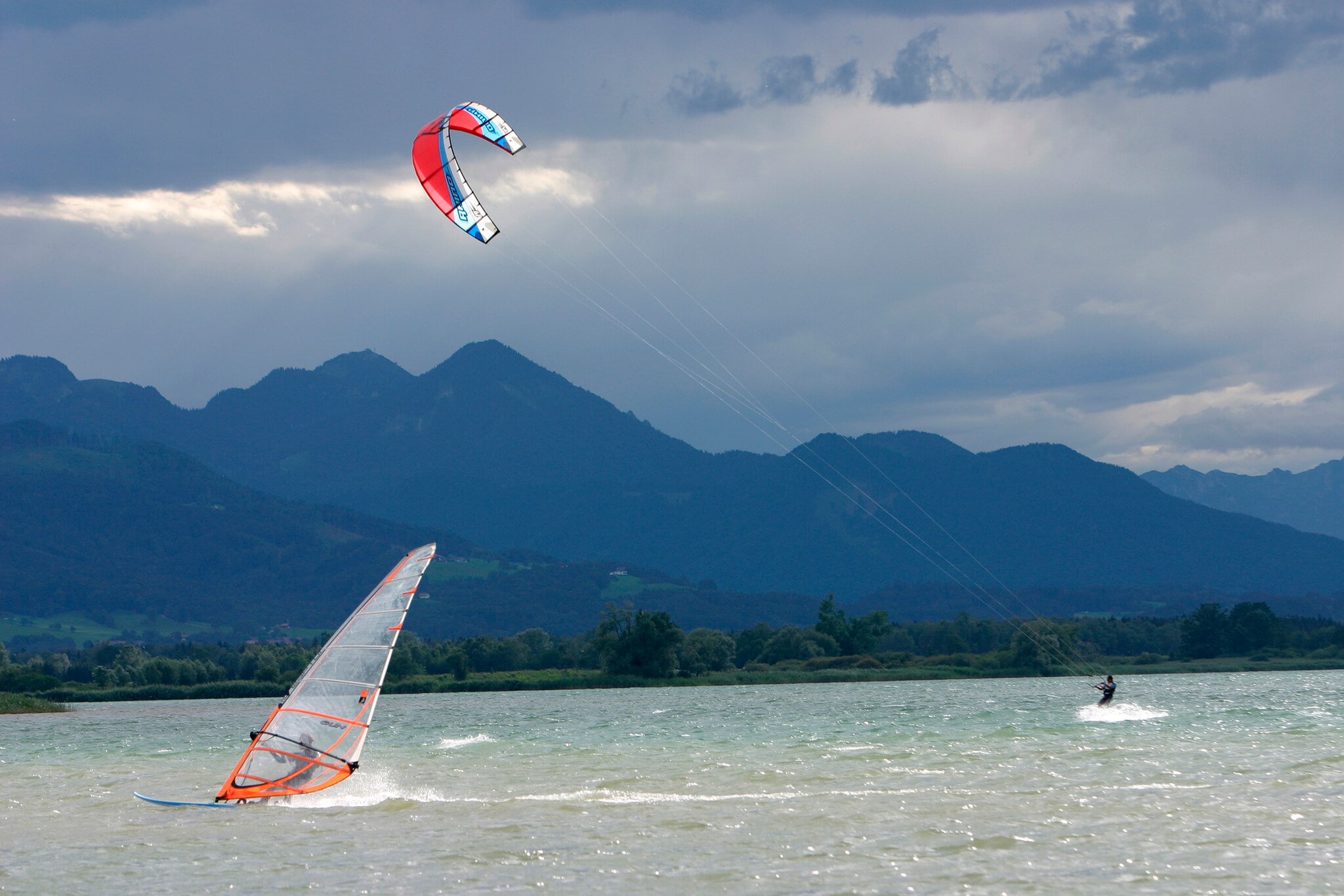 Wundsurfer und Kitesurfer am Chiemsee Wundsurfer und Kitesurfer am Chiemsee