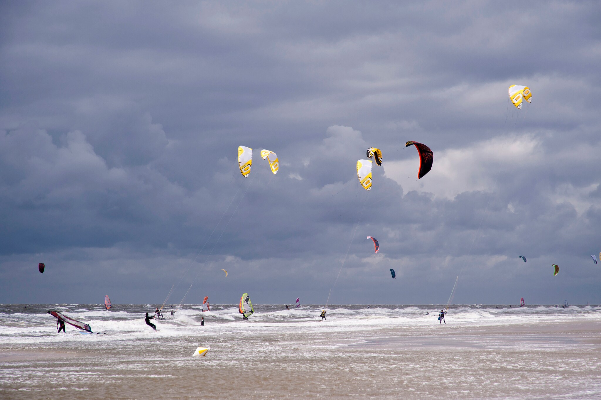 Kitesurfer am Strand von St. Peter-Ording
