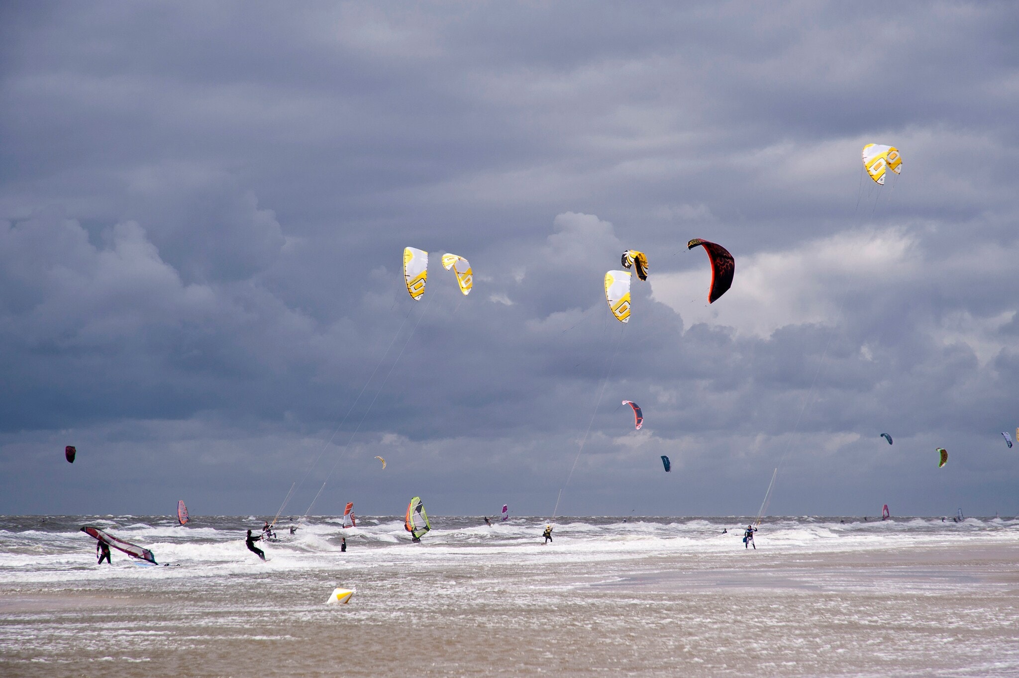 Kitesurfer am Strand von St. Peter-Ording Kitesurfer am Strand von St. Peter-Ording