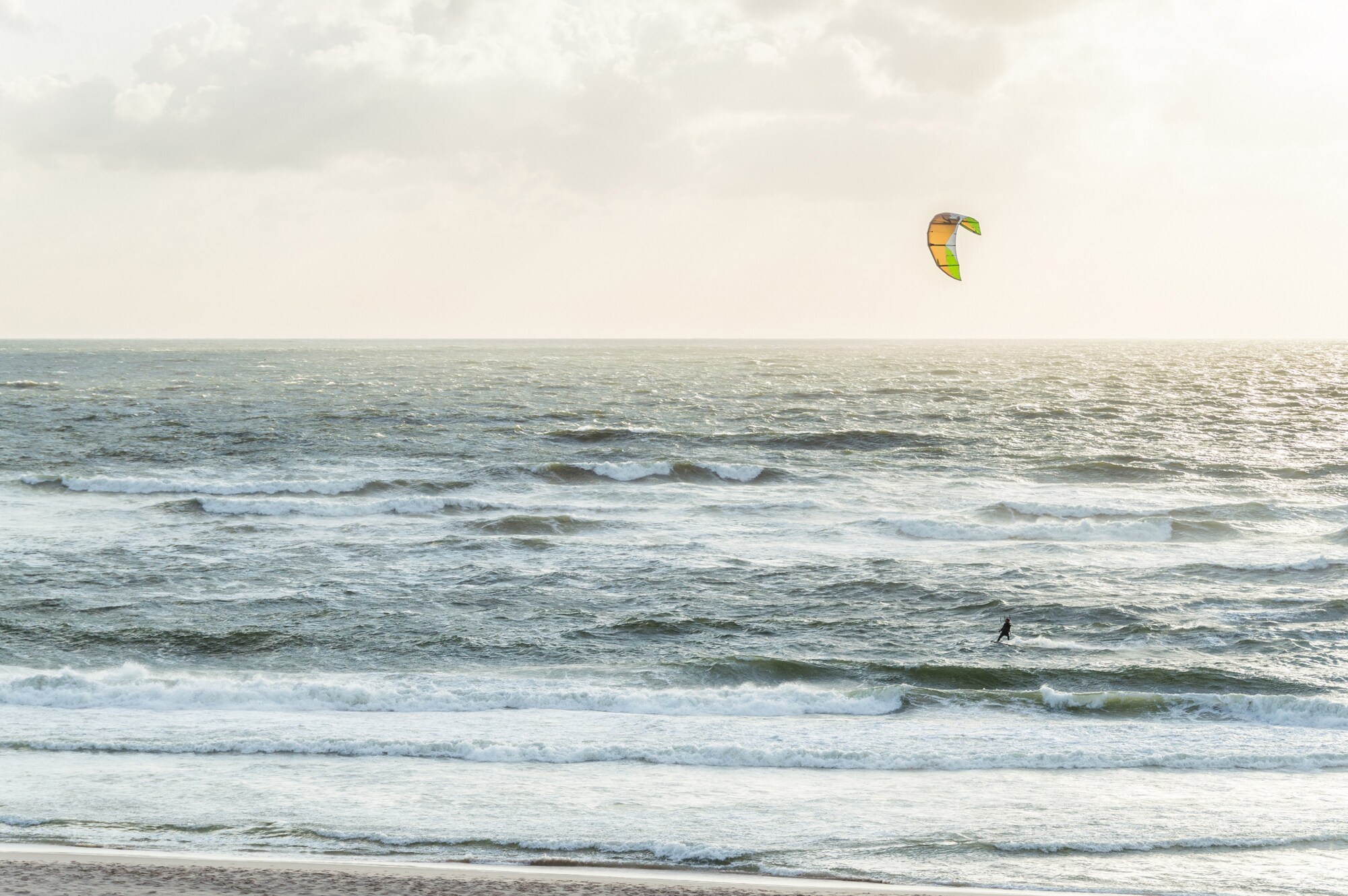 Kitesurfer im Meer