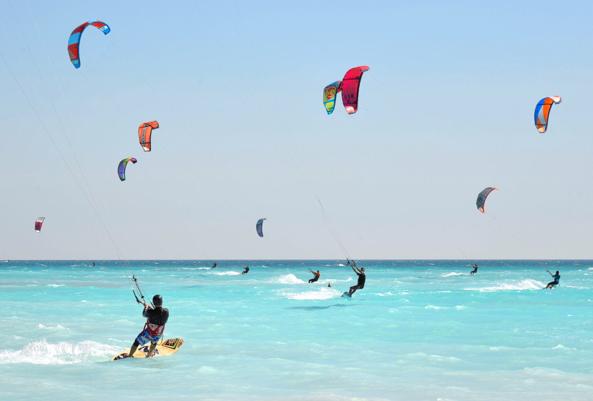 Kitesurfer:innen im Wasser