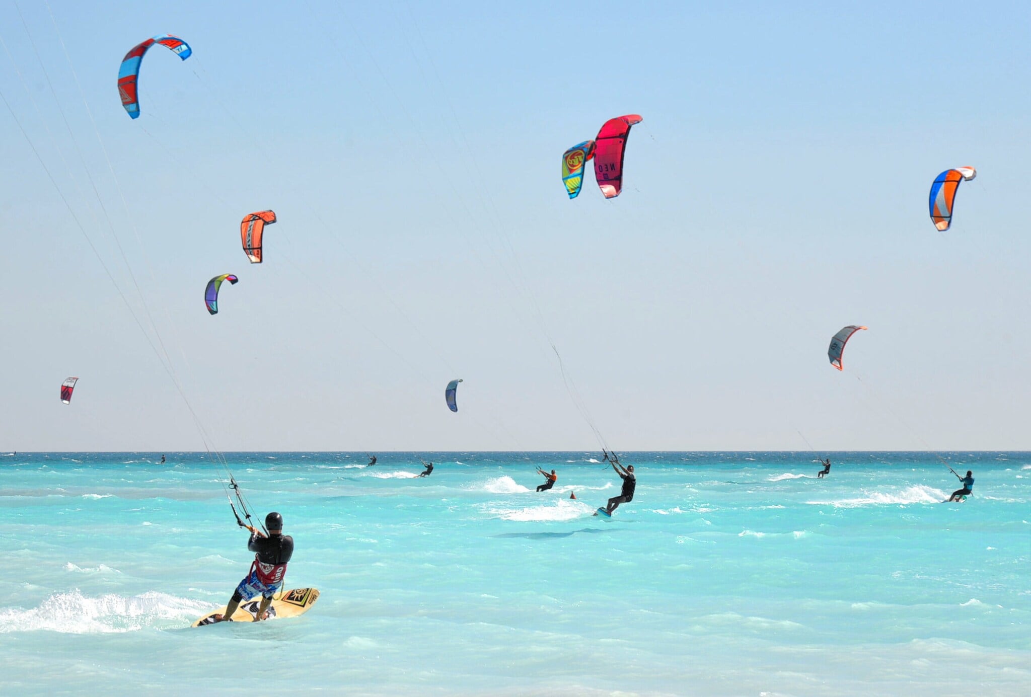 Kitesurfer:innen im Wasser Kitesurfer:innen im Wasser