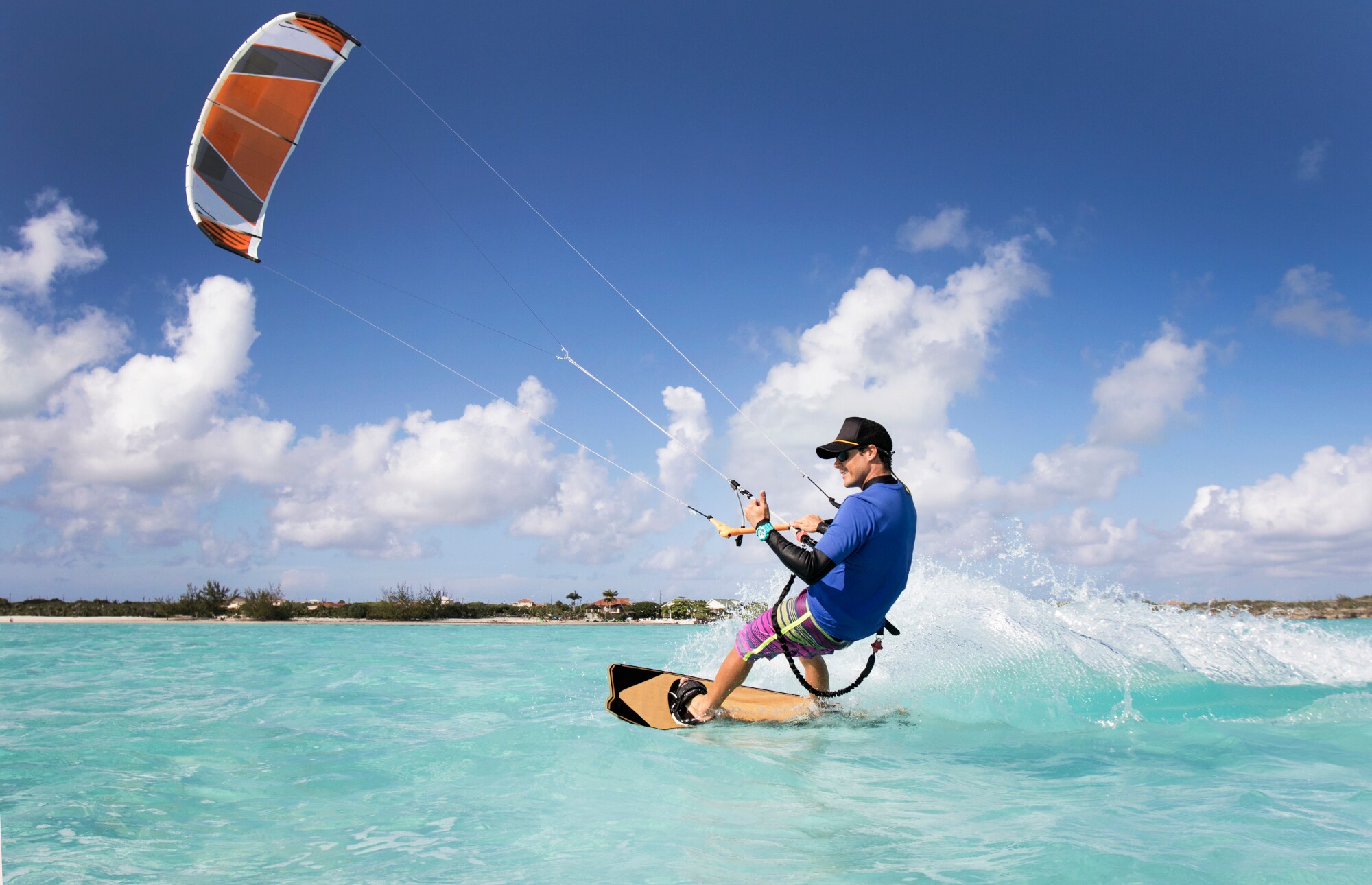 Kitesurfer in türkisfarbenem Wasser
