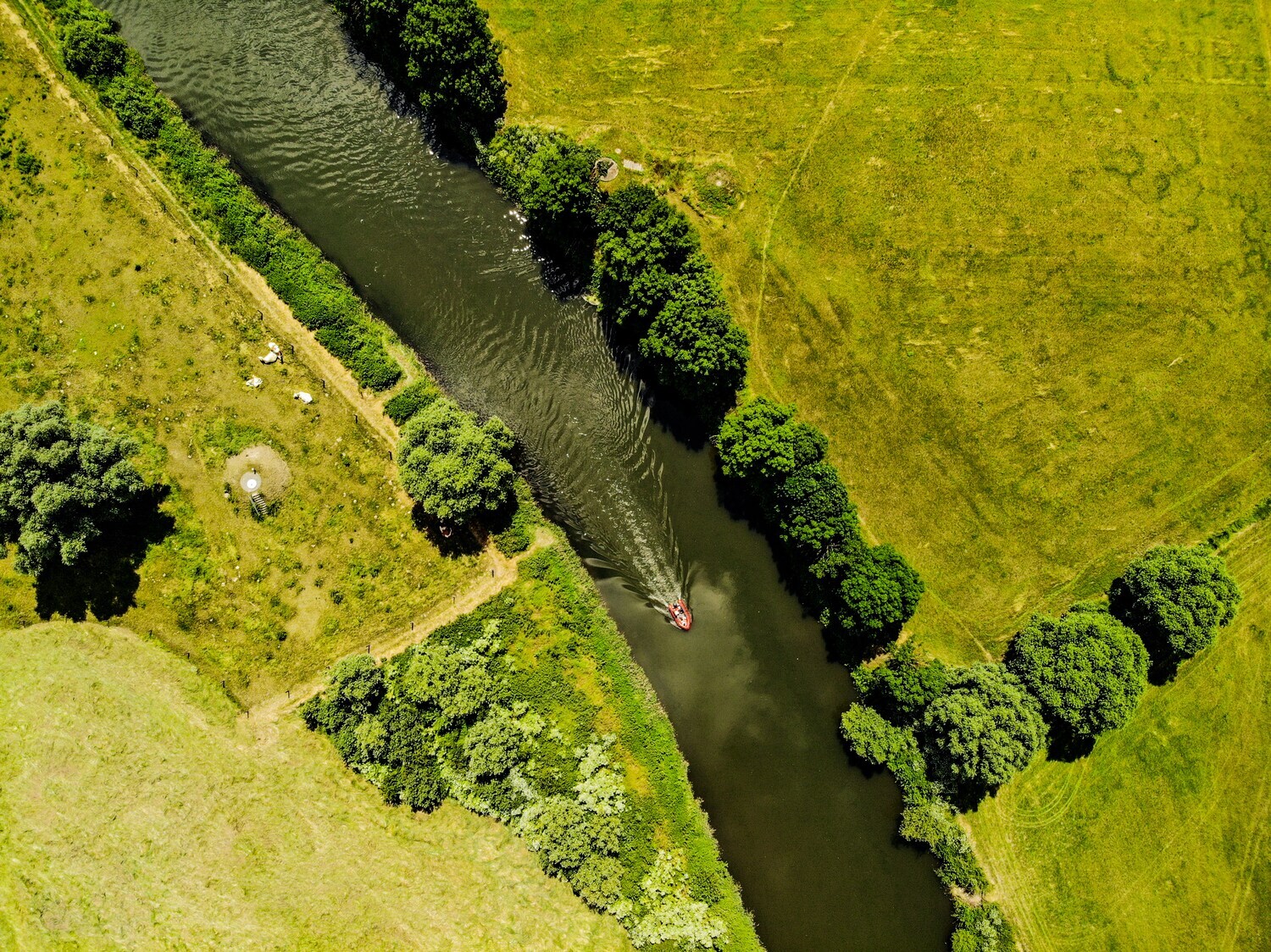 Luftbild eines Bootes auf einem Fluss