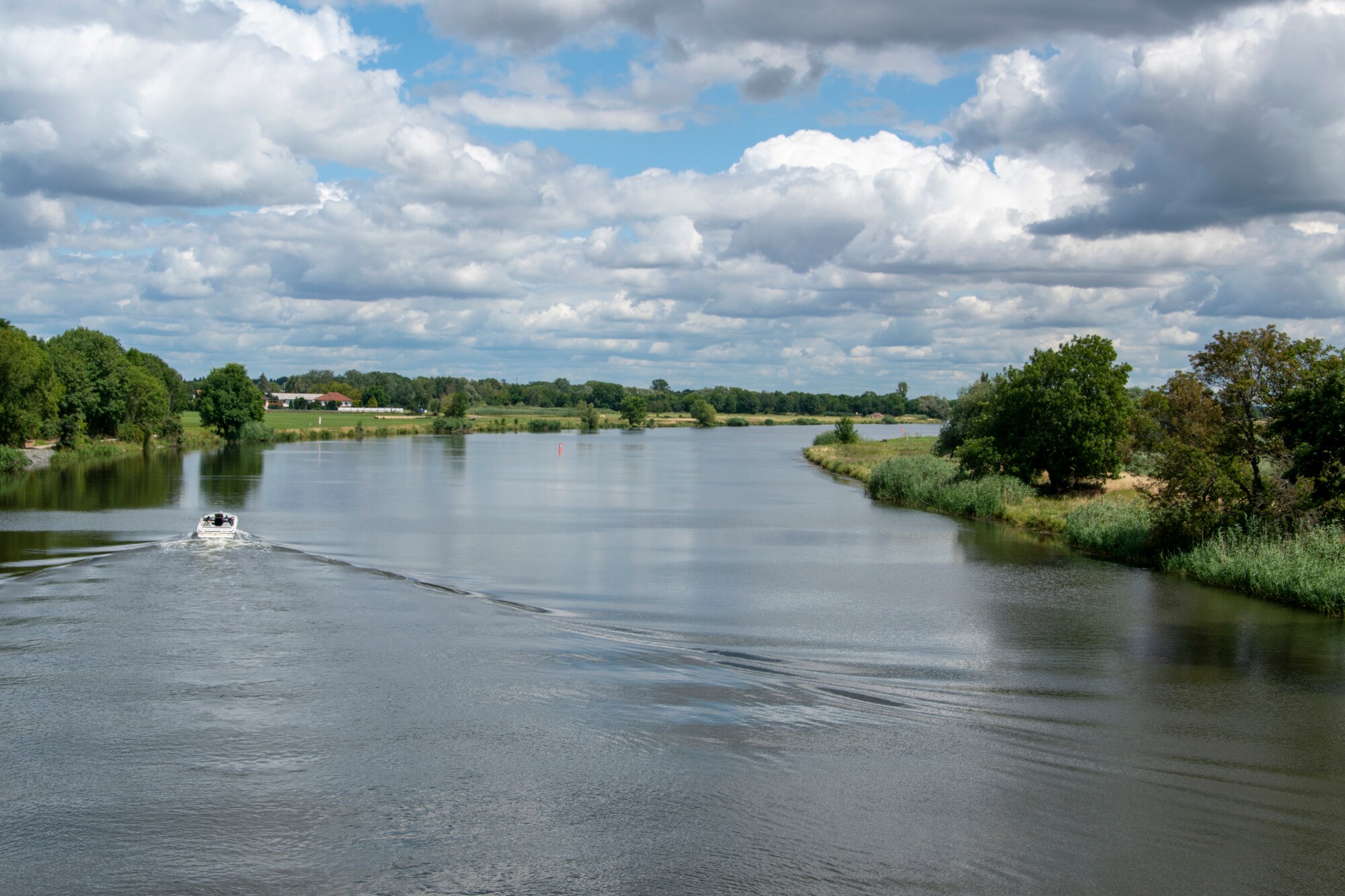 Ein Boot fährt auf einem Fluss