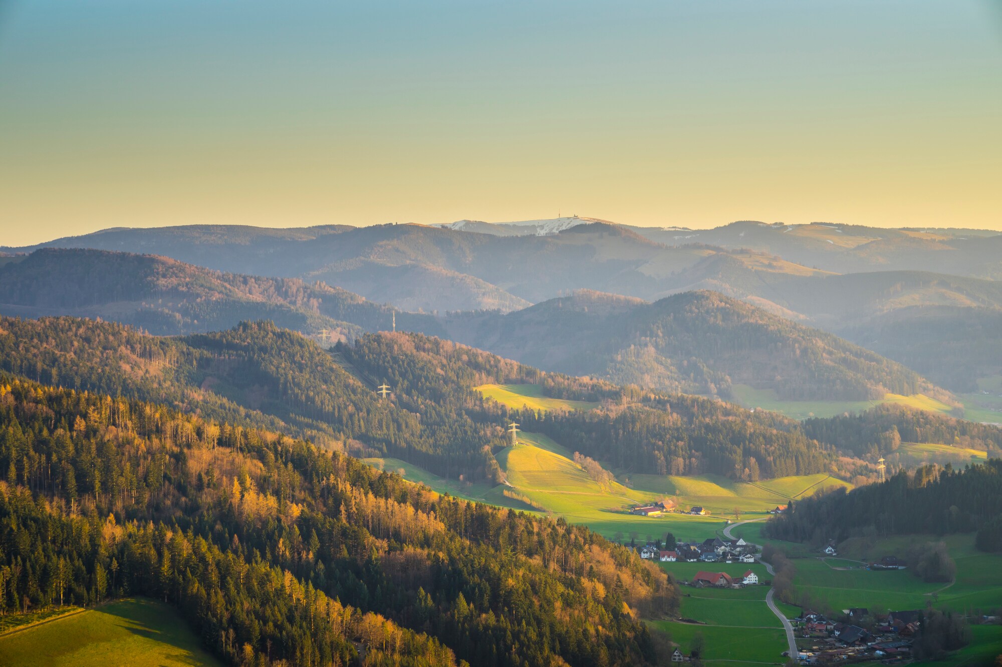 Blick über eine morgendliche Berglandschaft
