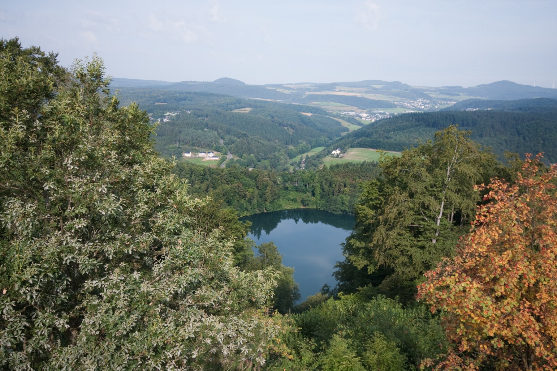 Blick über eine sommerliche Landschaft mit Seen