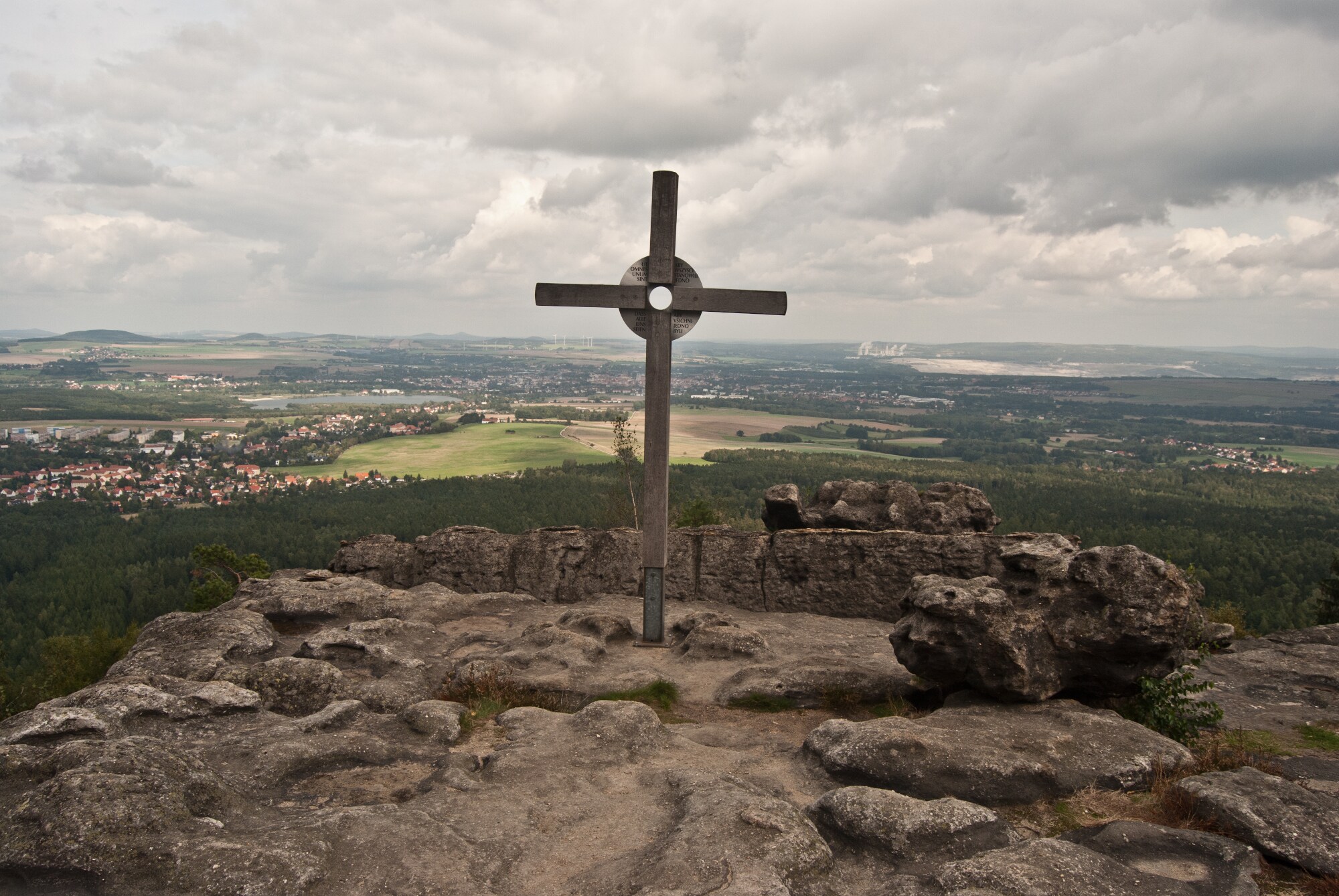 Gipfelkreuz auf einem Felsen