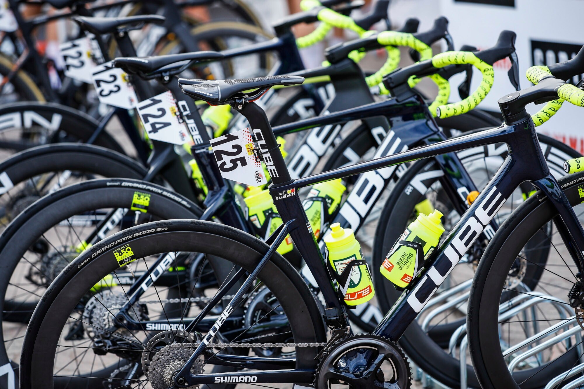 Mehrere Rennräder eines Profirennstalls stehen nebeneinander Mehrere Rennräder eines Profirennstalls stehen nebeneinander