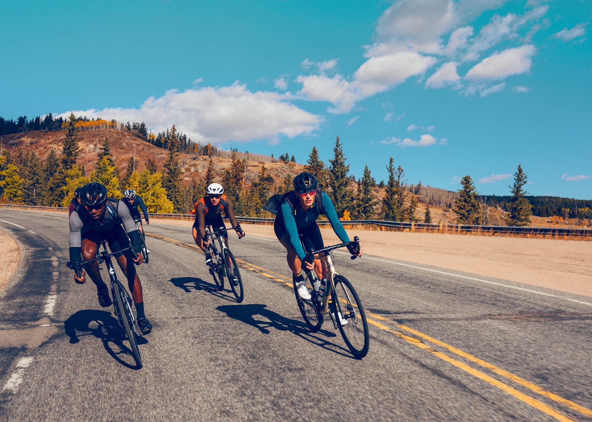 Mehrere Radfahrer auf einer Straße