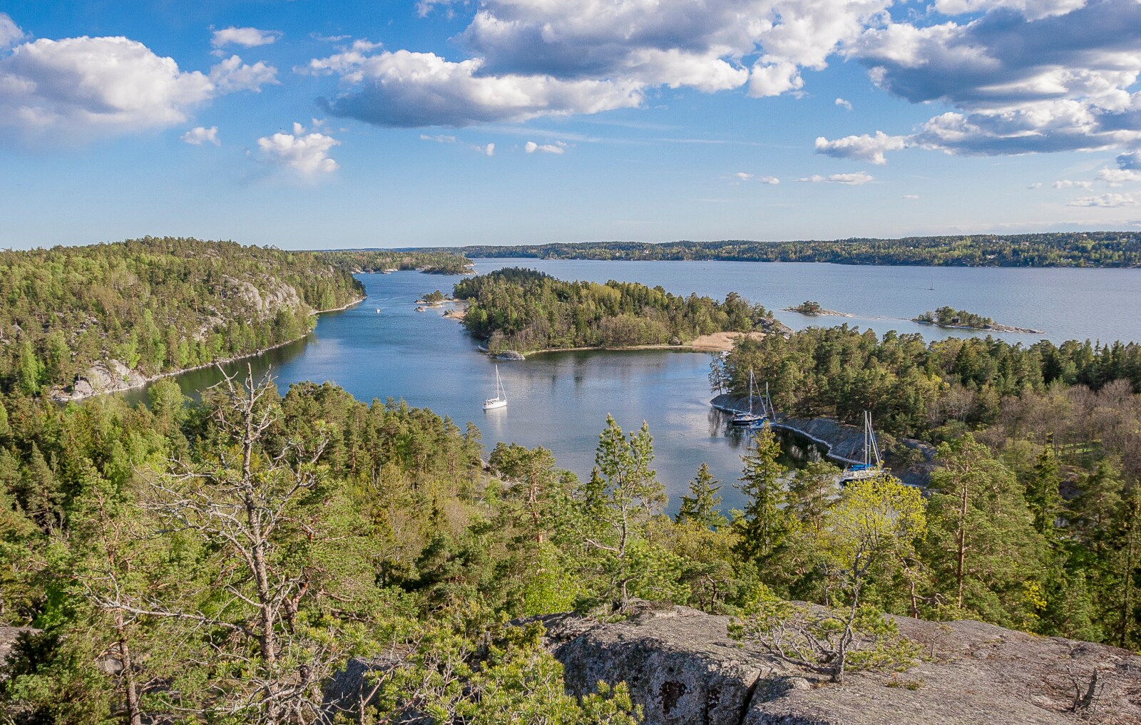 Erhöhter Blick auf die beeindruckenden Schären in Schweden Erhöhter Blick auf die beeindruckenden Schären in Schweden