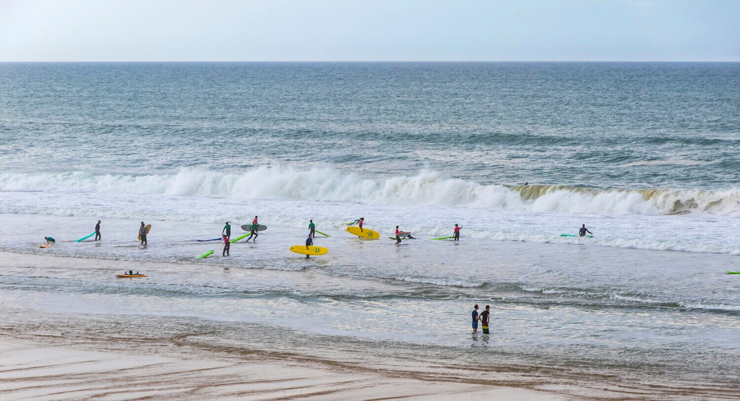Surfer am Strand von Lacanau