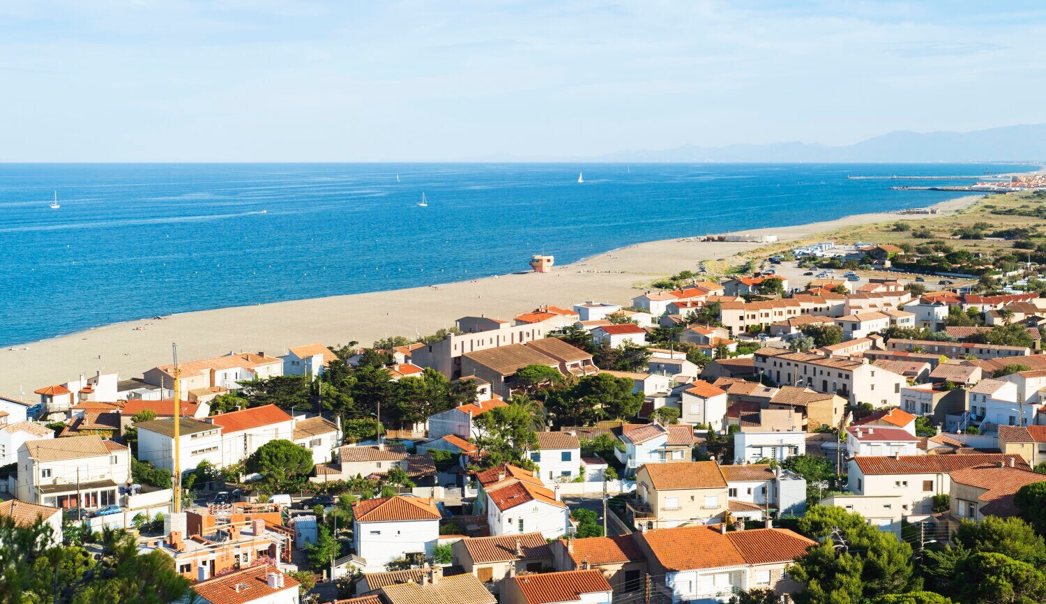 Eine kleine Stadt an einem langen Strand am Meer