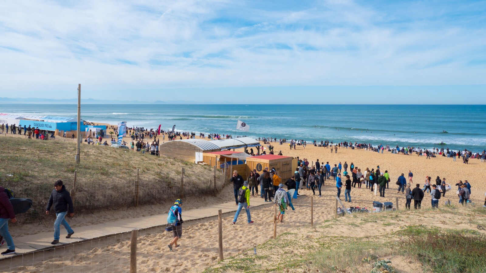 Eine Veranstaltung mit vielen Menschen an einem Strand am Meer