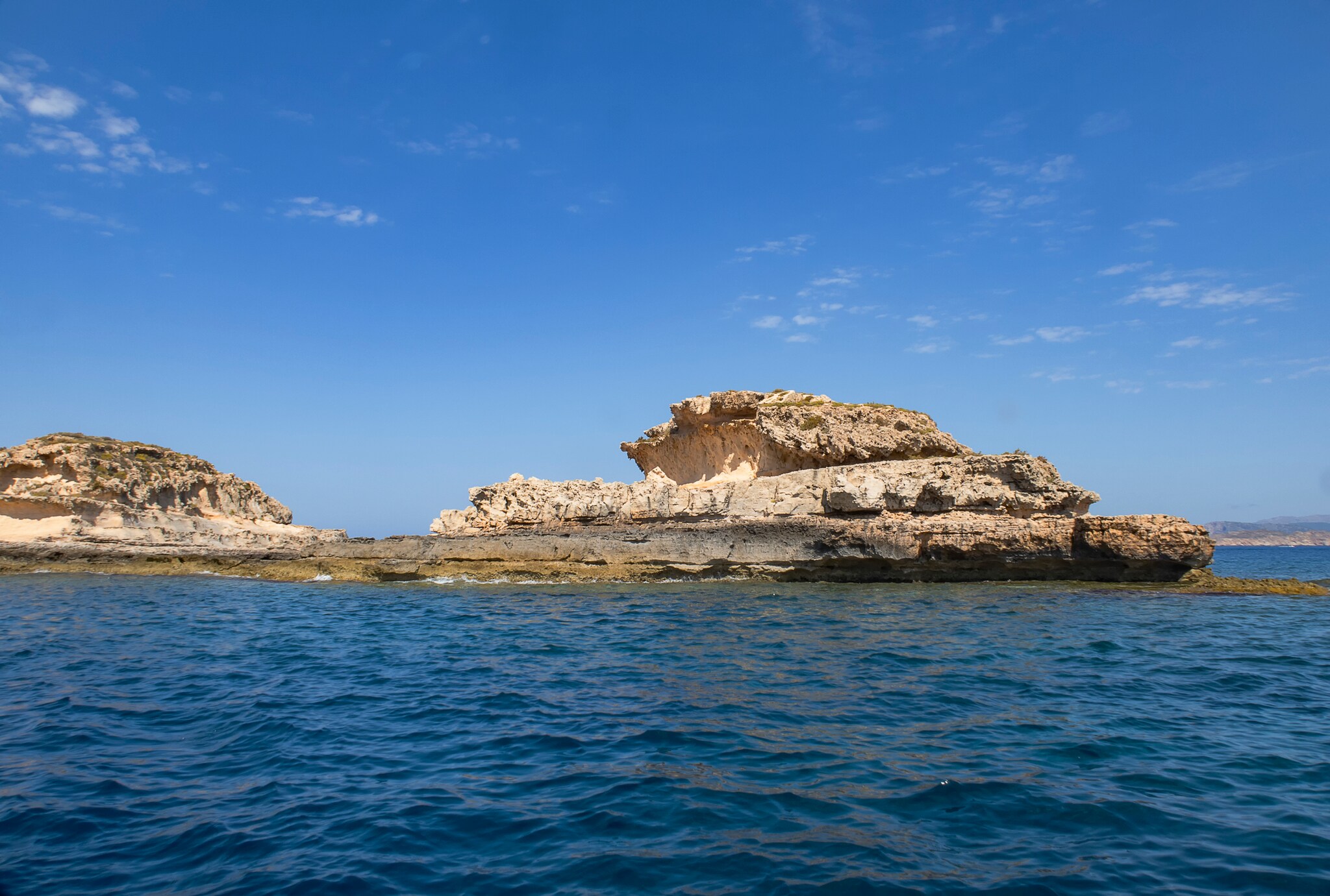 Die felsige Küste des Meeresschutzgebietes El Toro auf Mallorca