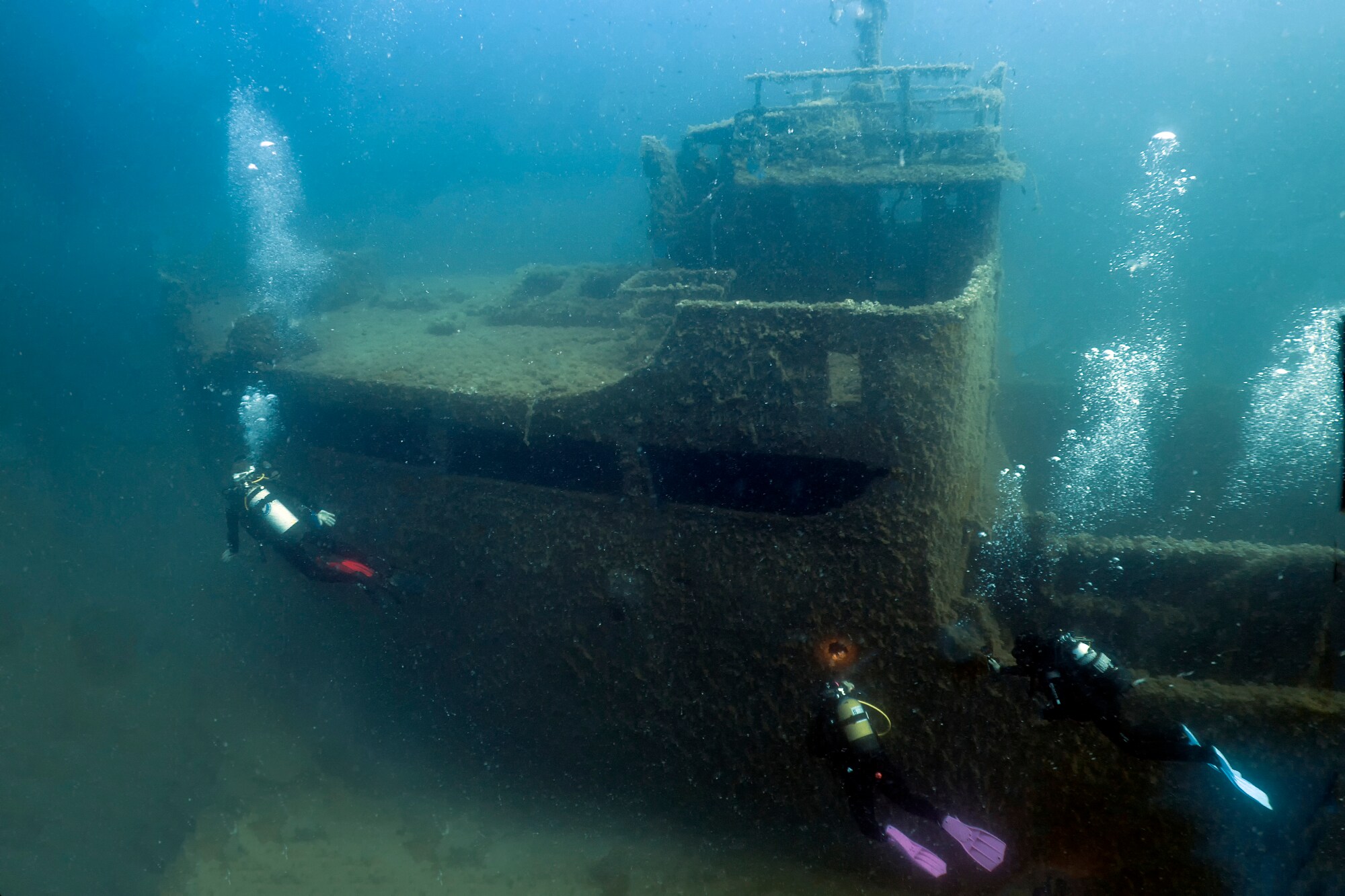 Wracks in der Nähe des Hafens von Palma de Mallorca mit drei Tauchern