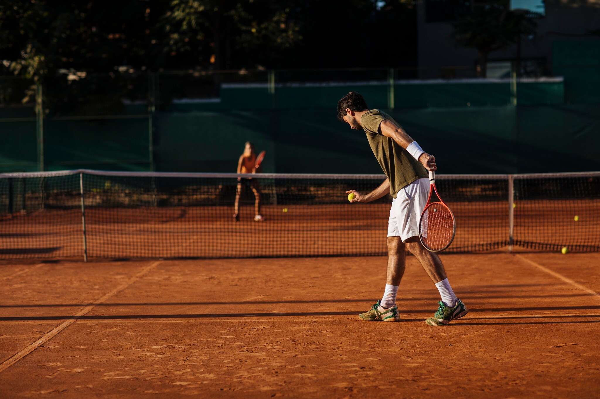 Pärchen beim Tennisspiel auf einem Sandplatz