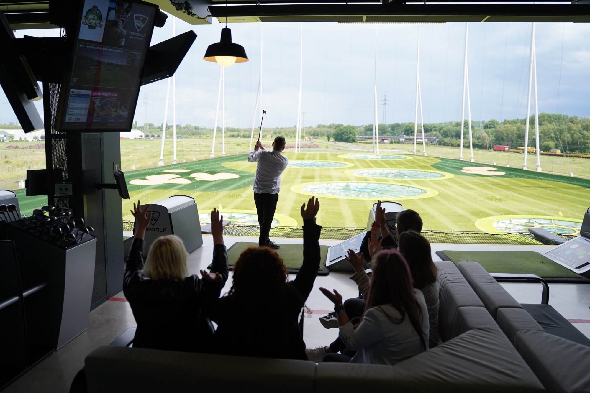 Eine Gruppe Menschen beim Golfen