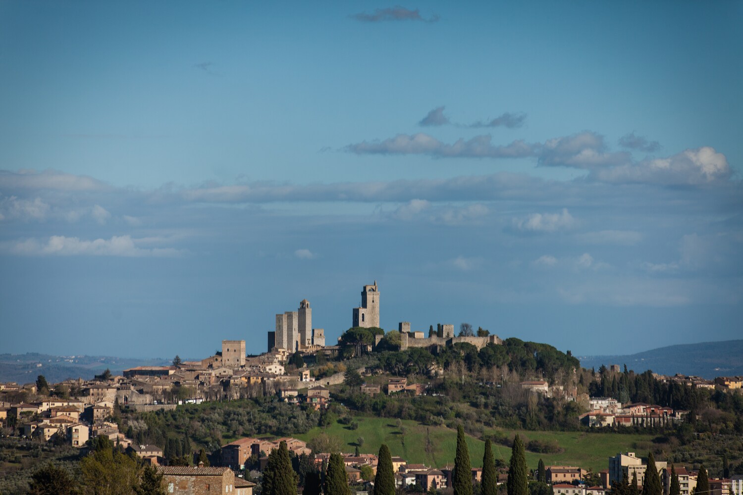 Eine Kleinstadt auf einem Hügel