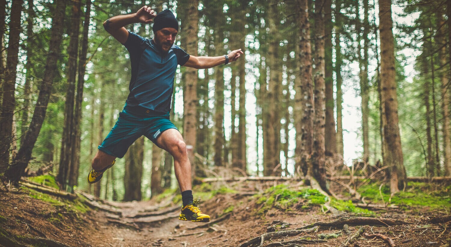 Eine Frau auf bergauflaufend auf felsiger Strecke