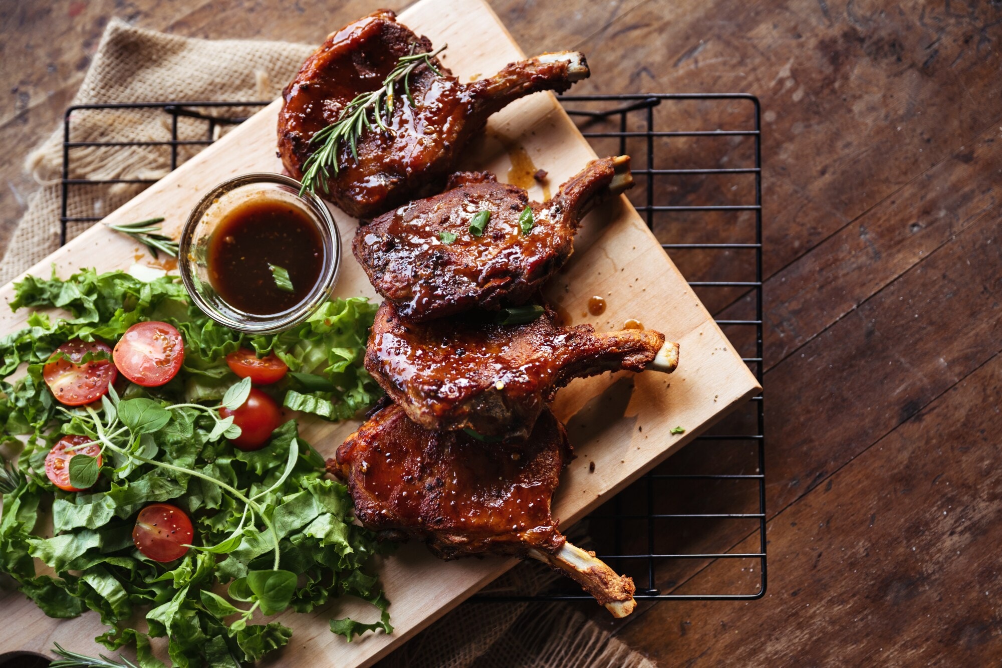 Rippchen und Salat auf einem Holzbrett Rippchen und Salat auf einem Holzbrett