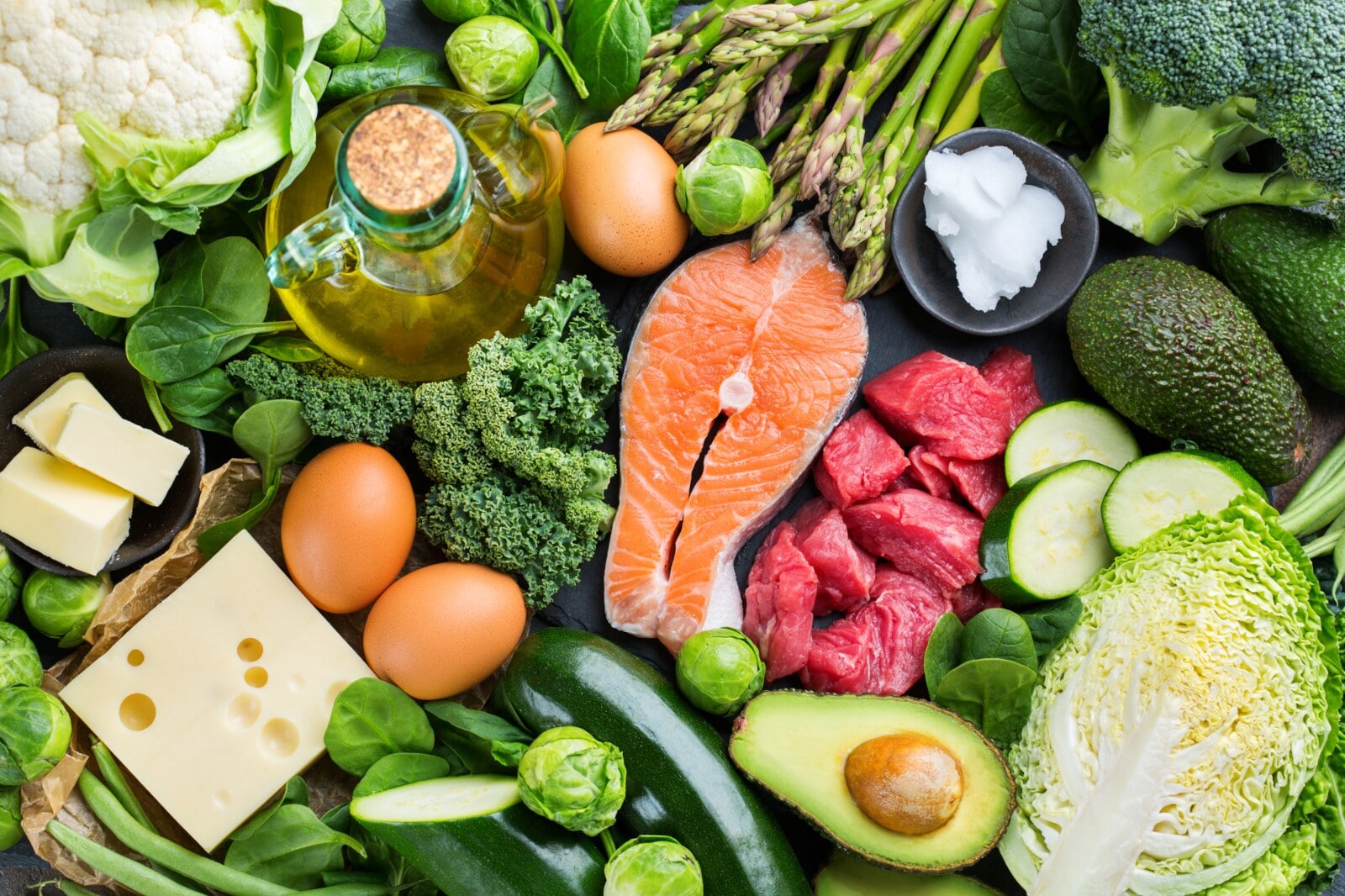Verschiedene Gemüsesorten, Käse, Eier, Fisch und Fleisch Verschiedene Gemüsesorten, Käse, Eier, Fisch und Fleisch