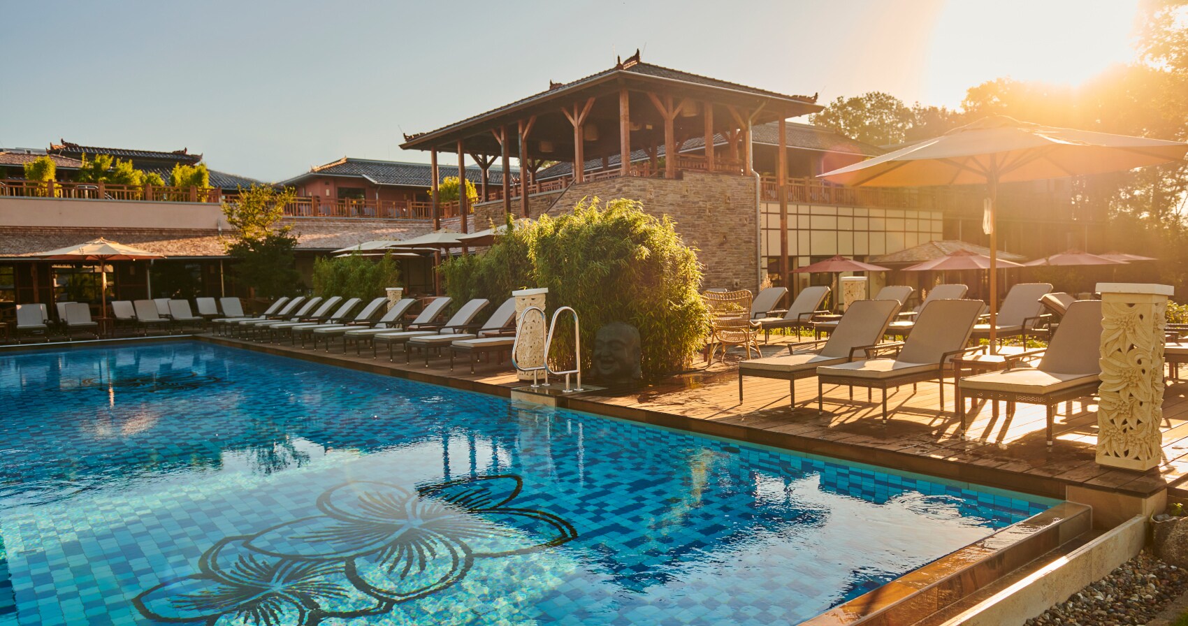 Blick auf das vabali spa Hamburg mit Liegewiese und Naturteich Blick auf das vabali spa Hamburg mit Liegewiese und Naturteich
