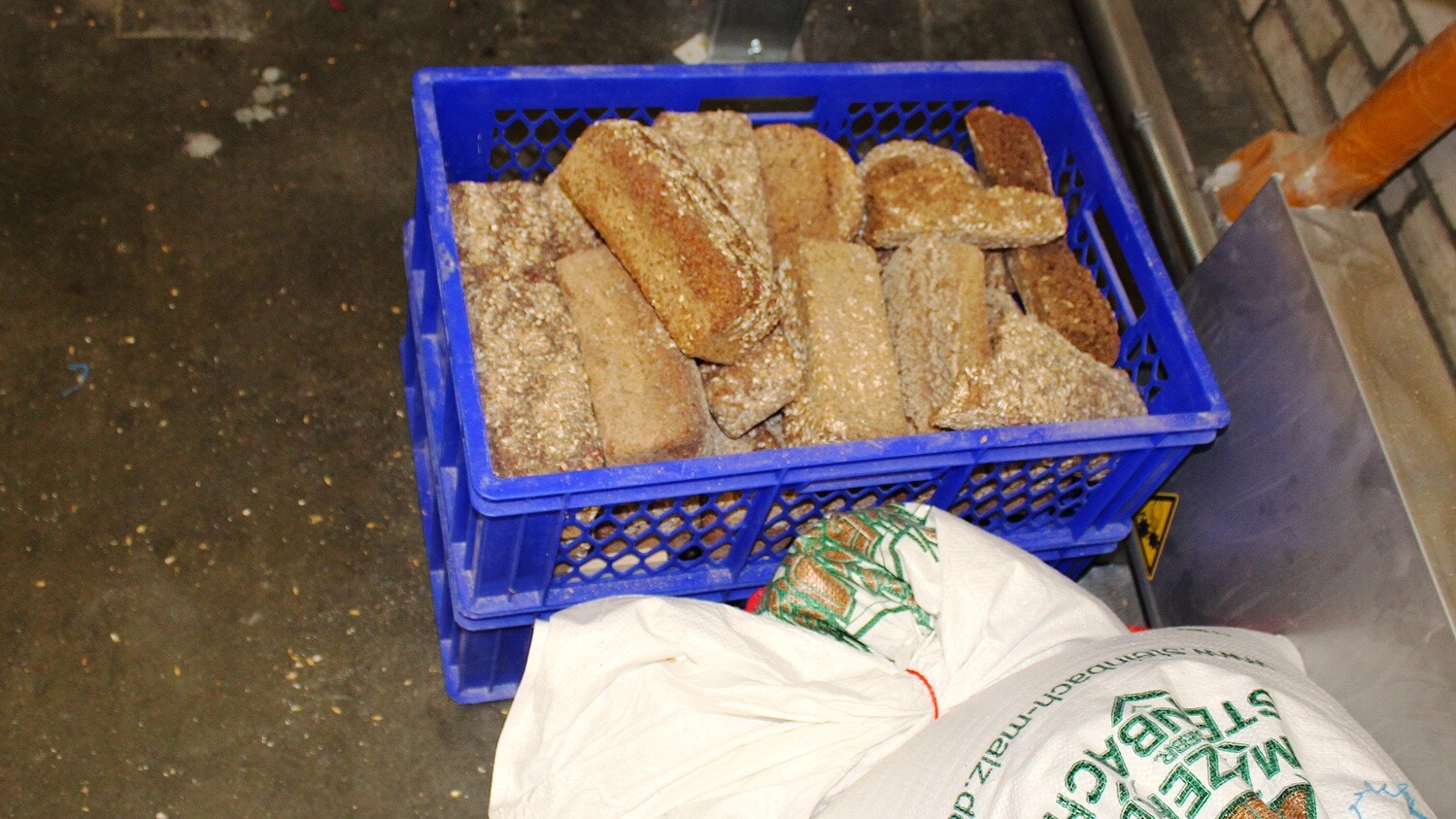 Eine Transportkiste mit alten Brotlaiben Eine Transportkiste mit alten Brotlaiben