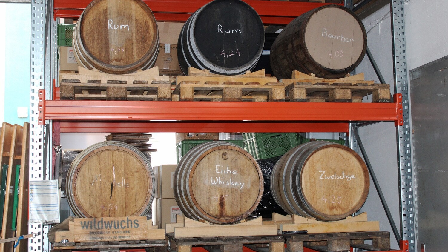 Spirituosenfässer lagern in einem Industrieregal Spirituosenfässer lagern in einem Industrieregal