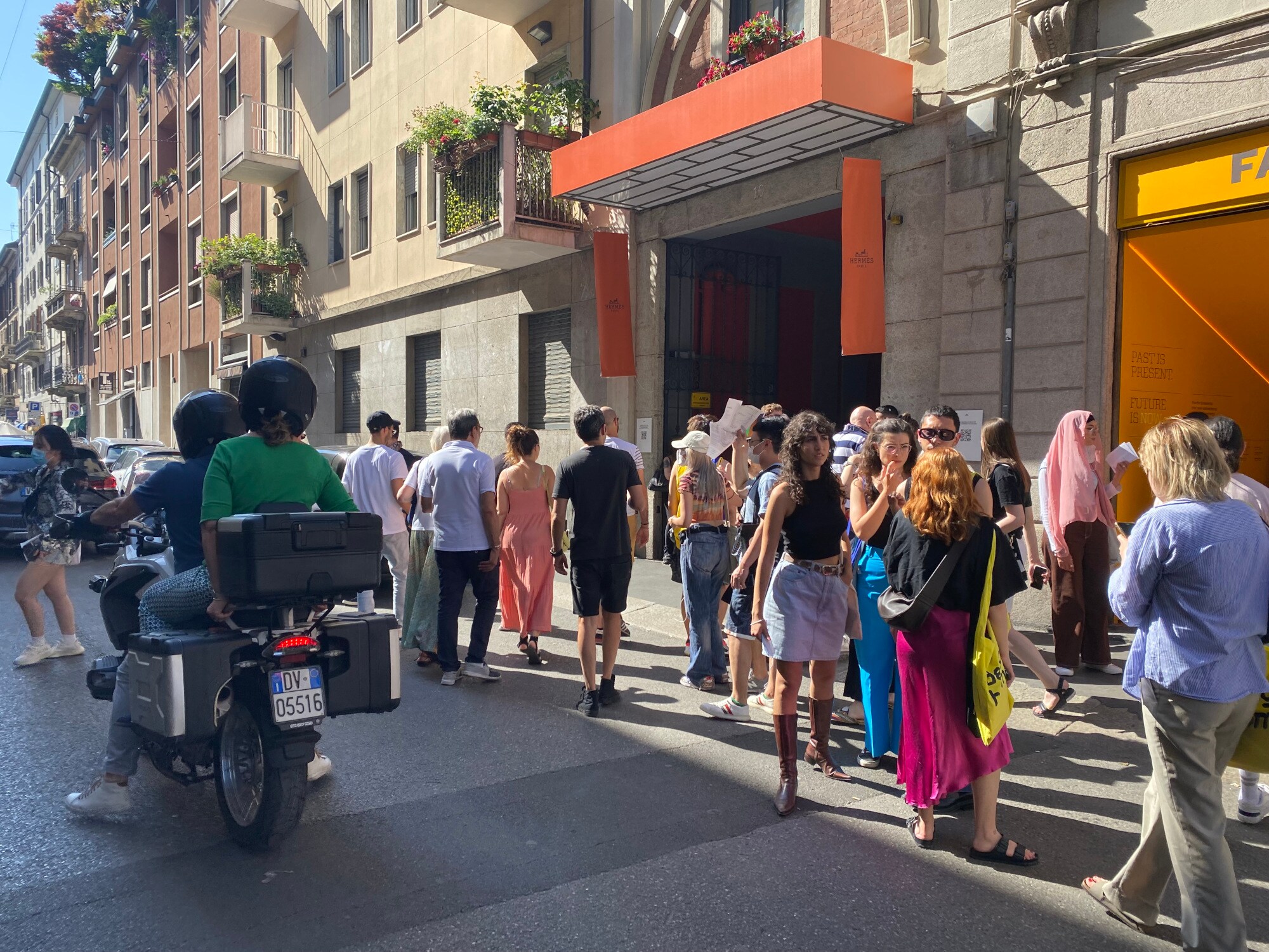 Menschen am Eingang der Hermes Präsentation im Mailänder Brera-Viertel Menschen am Eingang der Hermes Präsentation im Mailänder Brera-Viertel