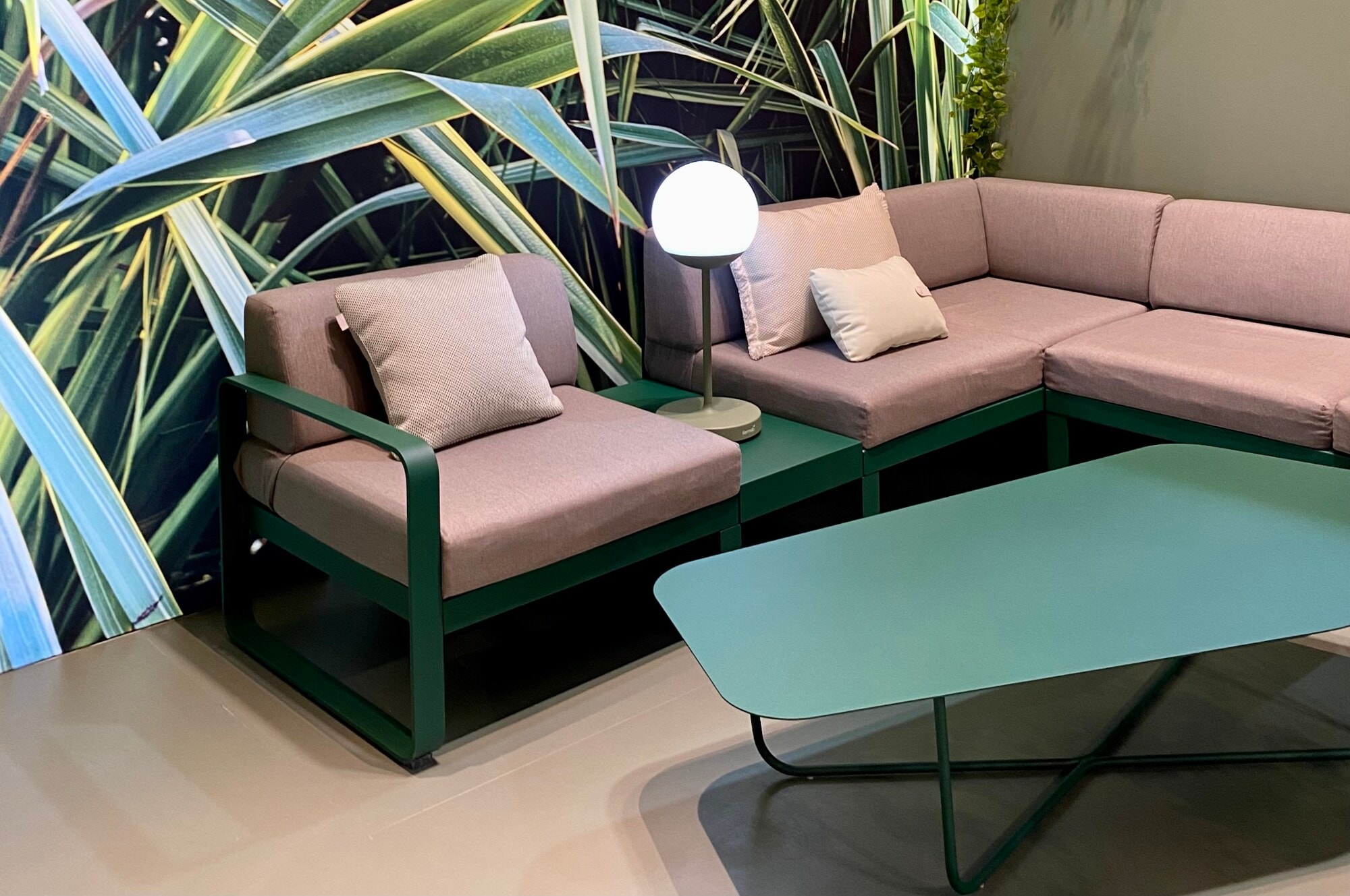 Rosa Outdoor-Sofa und grüner Tisch Rosa Outdoor-Sofa und grüner Tisch