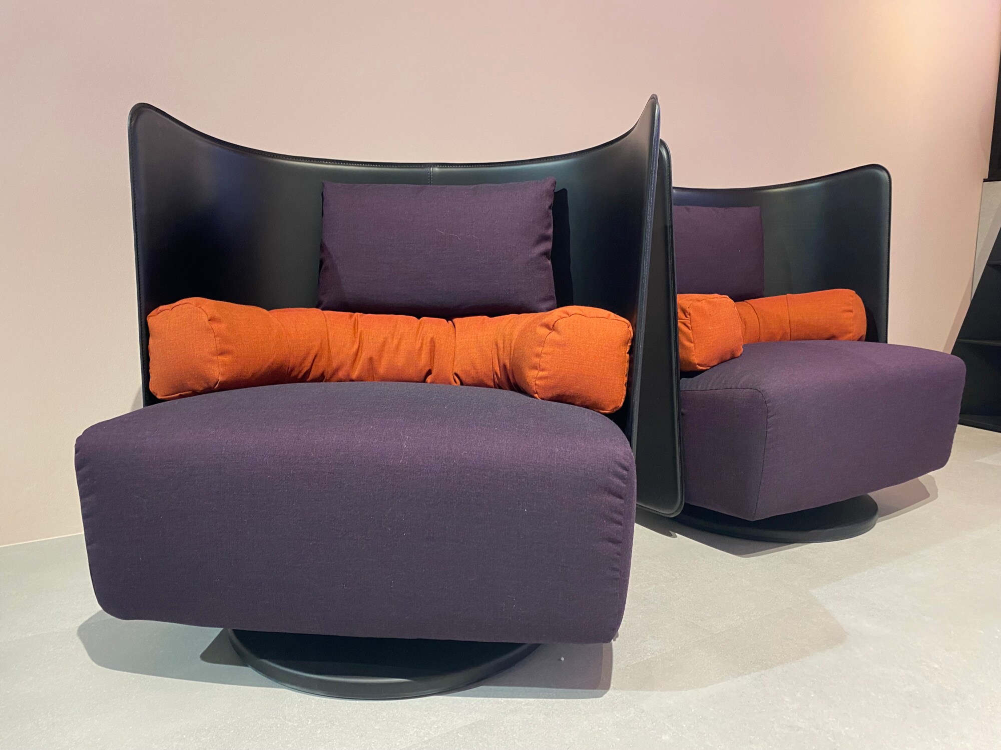 Zwei modern gestaltete Sessel