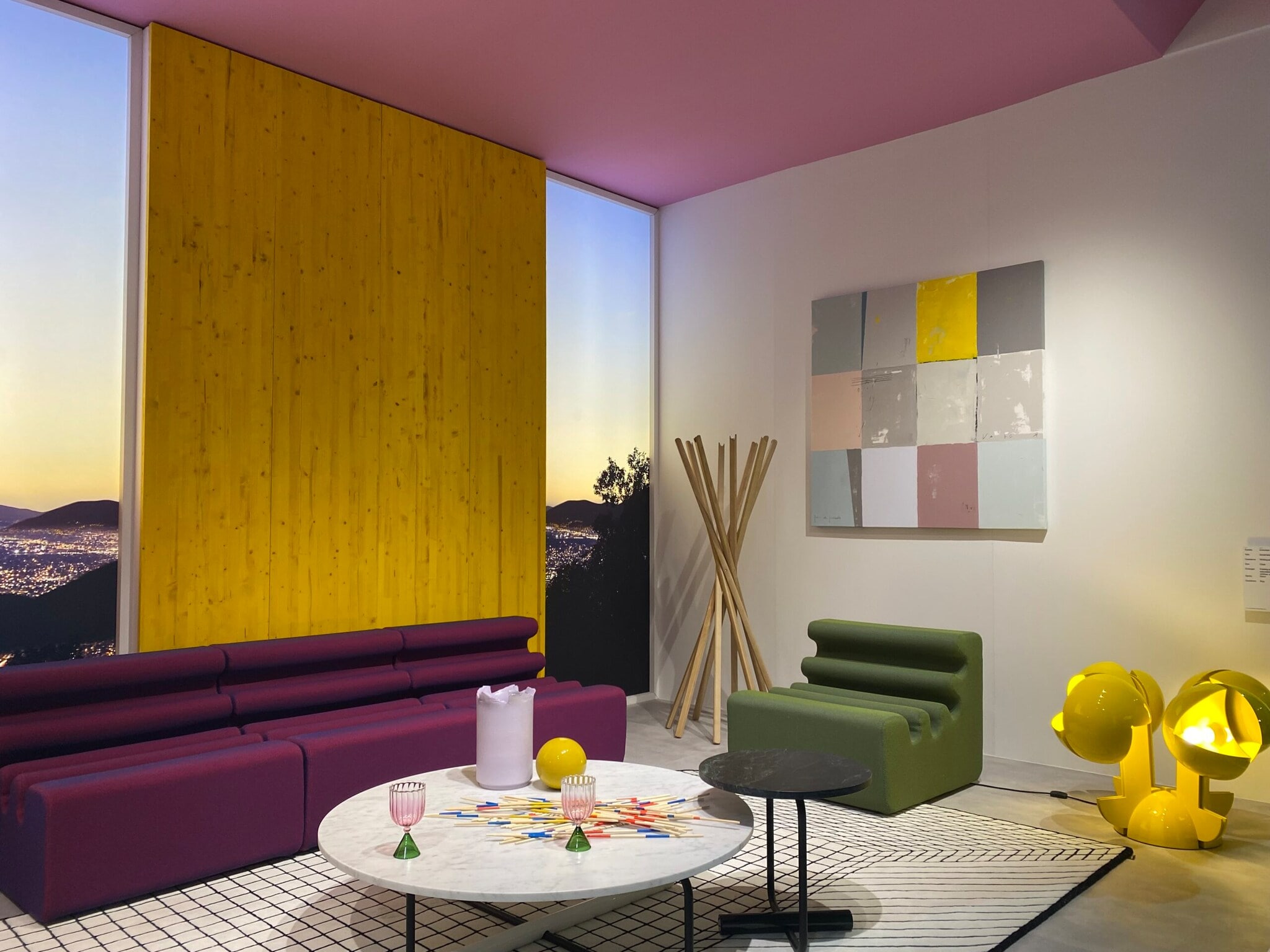 Showroom der Möbelmarke Zanotta mit kräftigen Farben Showroom der Möbelmarke Zanotta mit kräftigen Farben