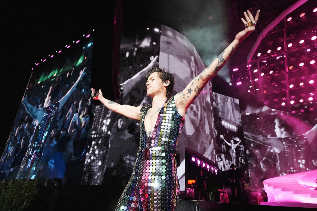 Sänger Harry Styles in einem glitzernden Paillettenanzug auf einer Bühne