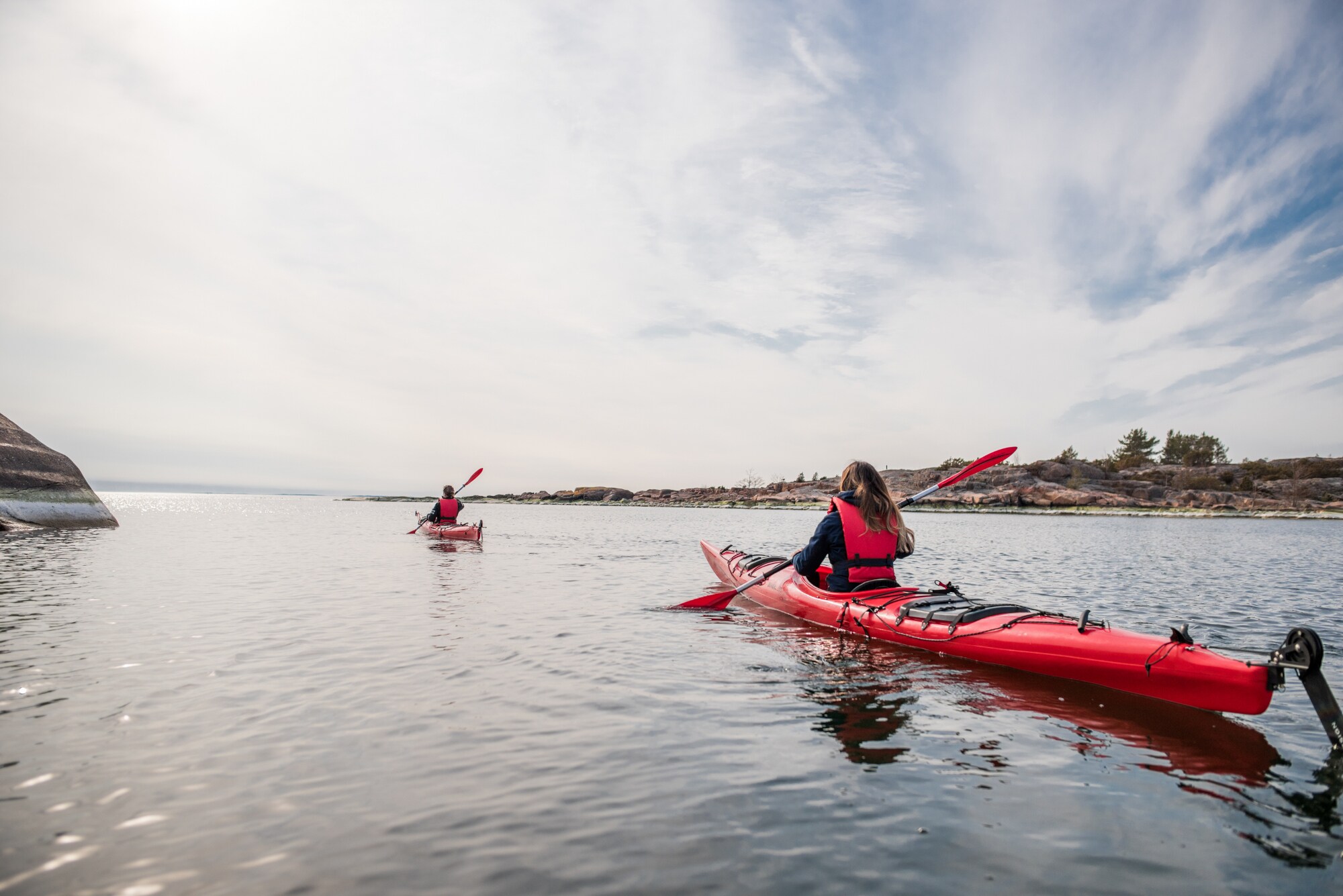 Zwei Personen in Kajaks auf dem Wasser