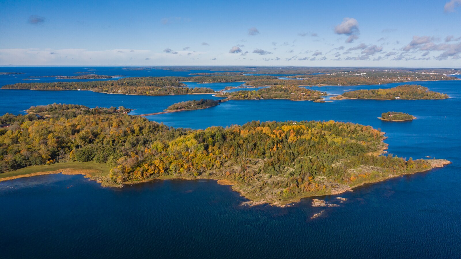 Mehrere kleine Inselgruppen im Meer