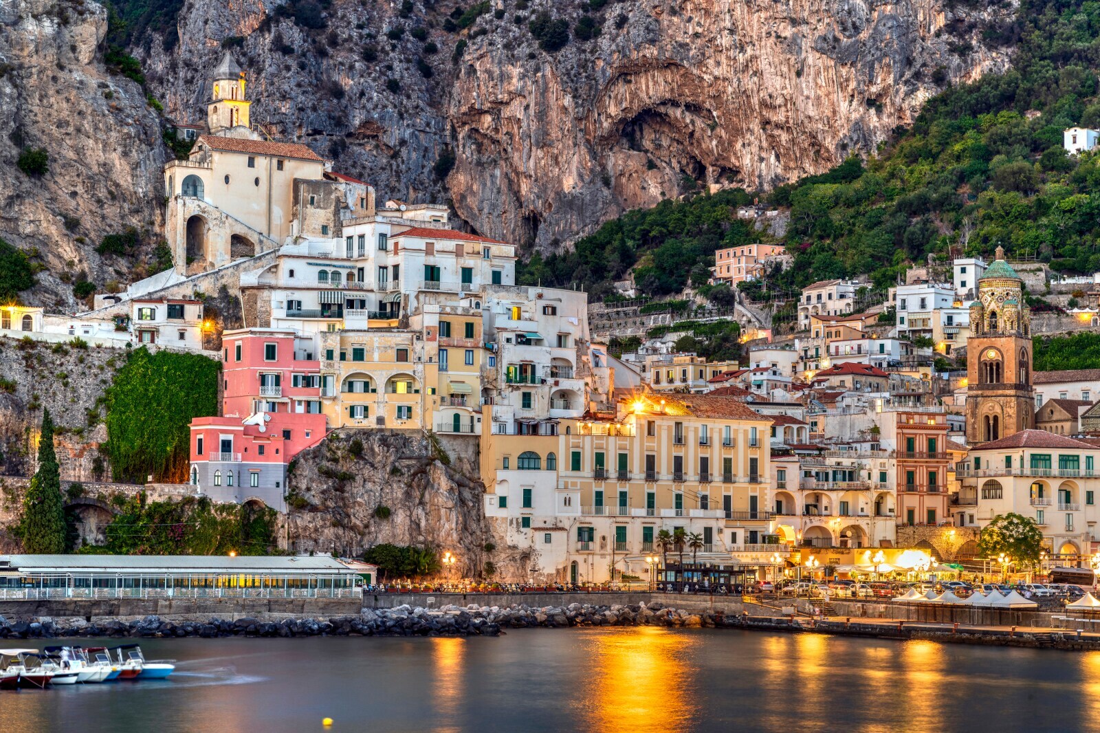 Die Skyline einer historischen Stadt an der Amalfiküste
