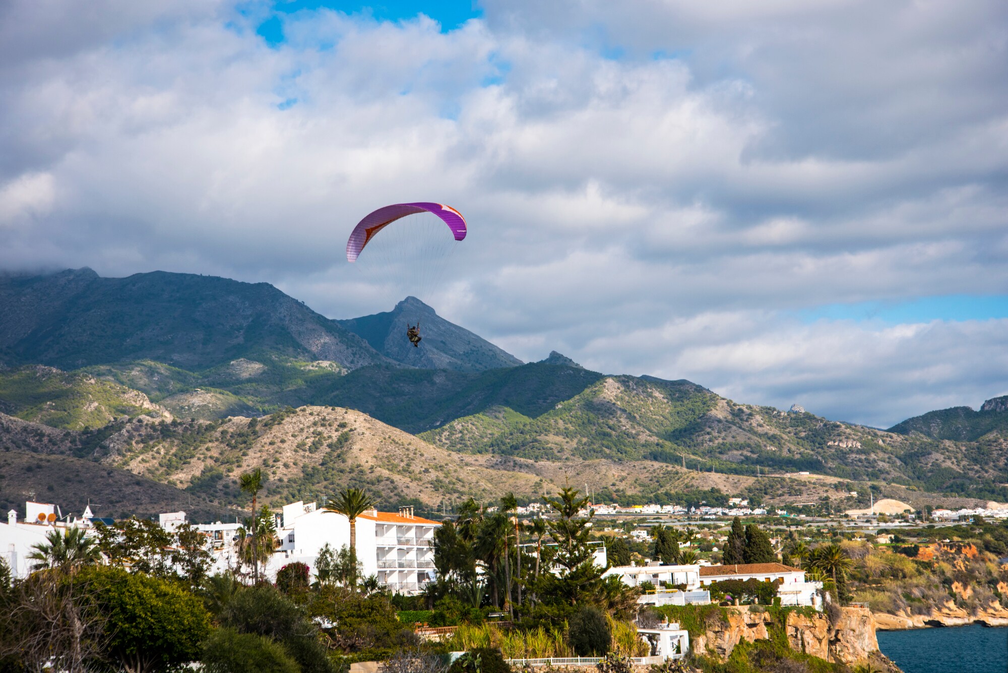 Eine Person gleitet über eine andalusische Küstenstadt