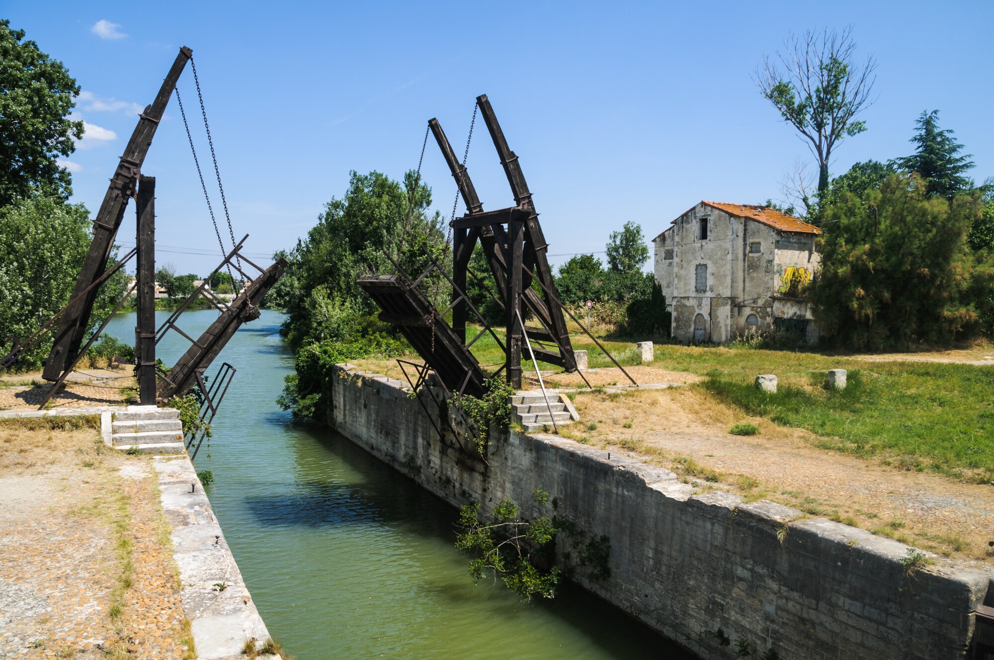 Die hochgezogene hölzerne Langlois-Brücke in Arles, die van Gogh inspirierte Die hochgezogene hölzerne Langlois-Brücke in Arles, die van Gogh inspirierte
