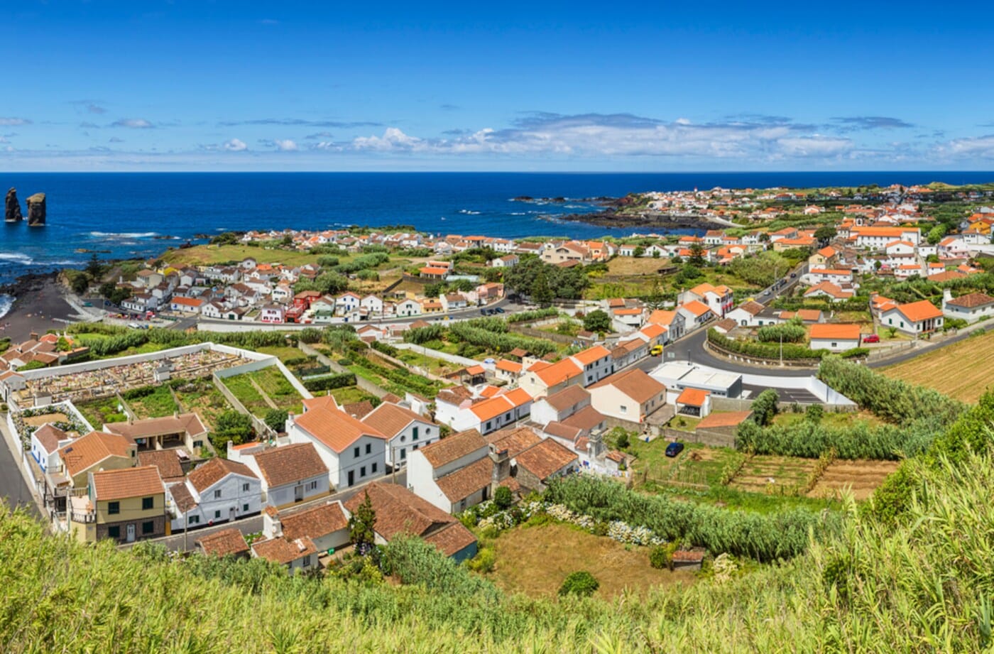 Ein Küstenpanoramablick auf das Dorf Mosteiros, die westlichste Siedlung auf der Insel São Miguel (Azoren) Ein Küstenpanoramablick auf das Dorf Mosteiros, die westlichste Siedlung auf der Insel São Miguel (Azoren)