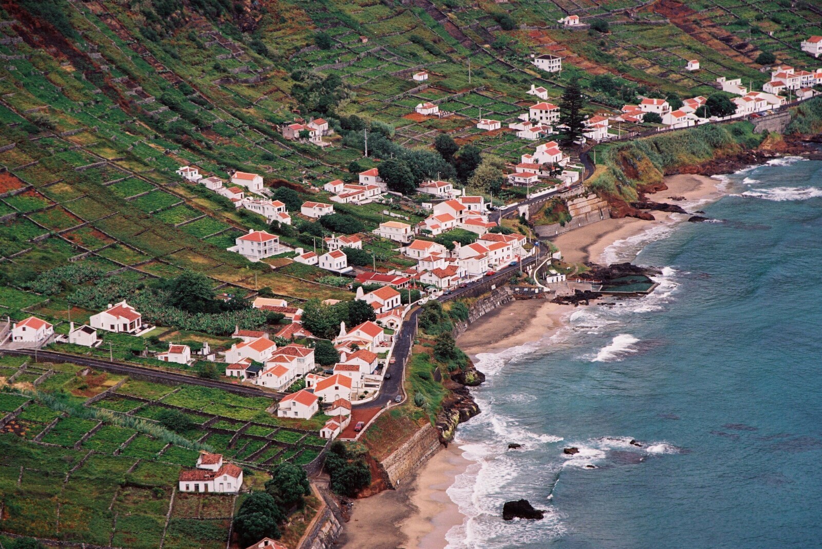 Blick von oben auf die Küste der Insel Santa Maria