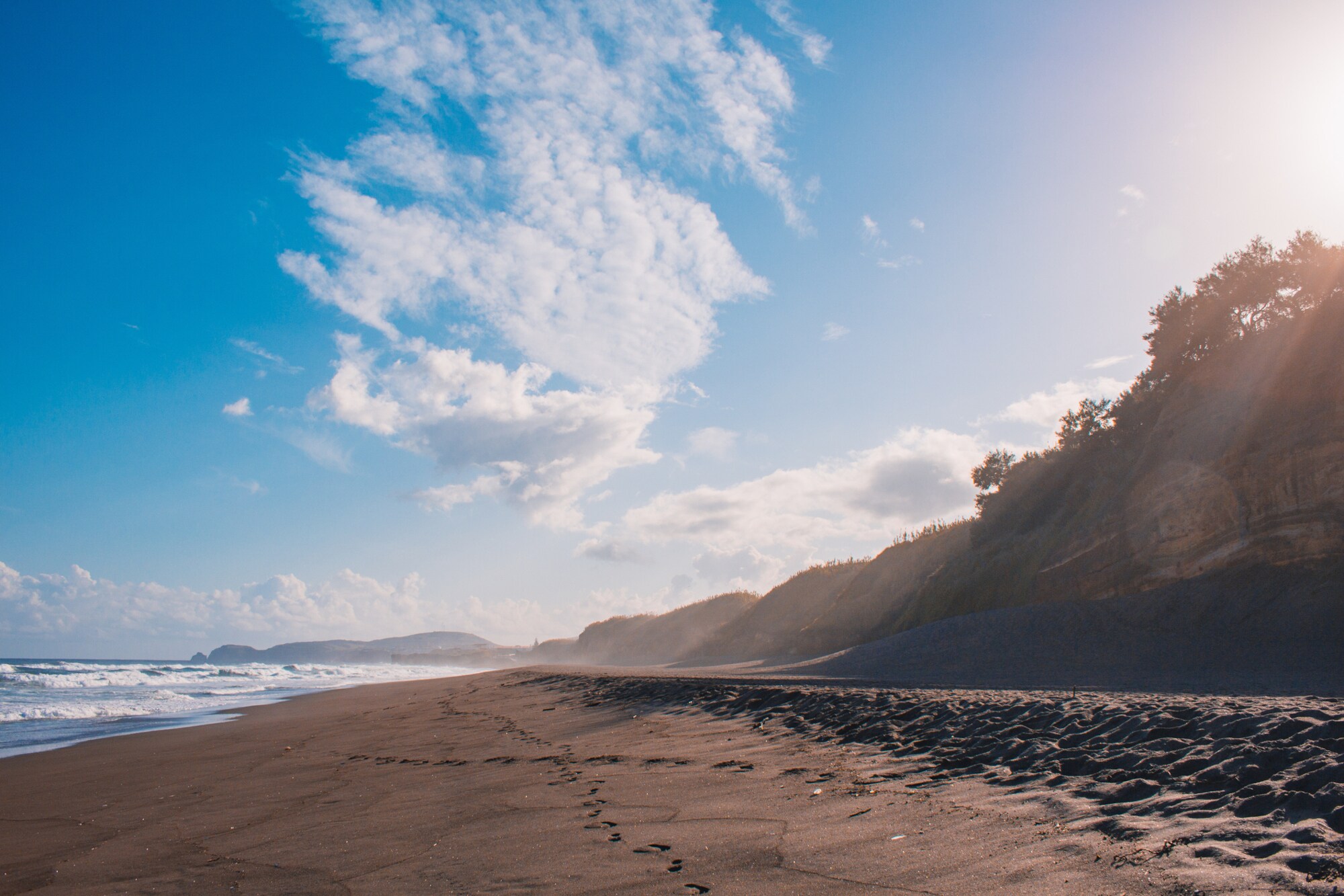 Schwarzer Sandstrand an der Nordküste der Insel Sao Miguel auf den Azoren