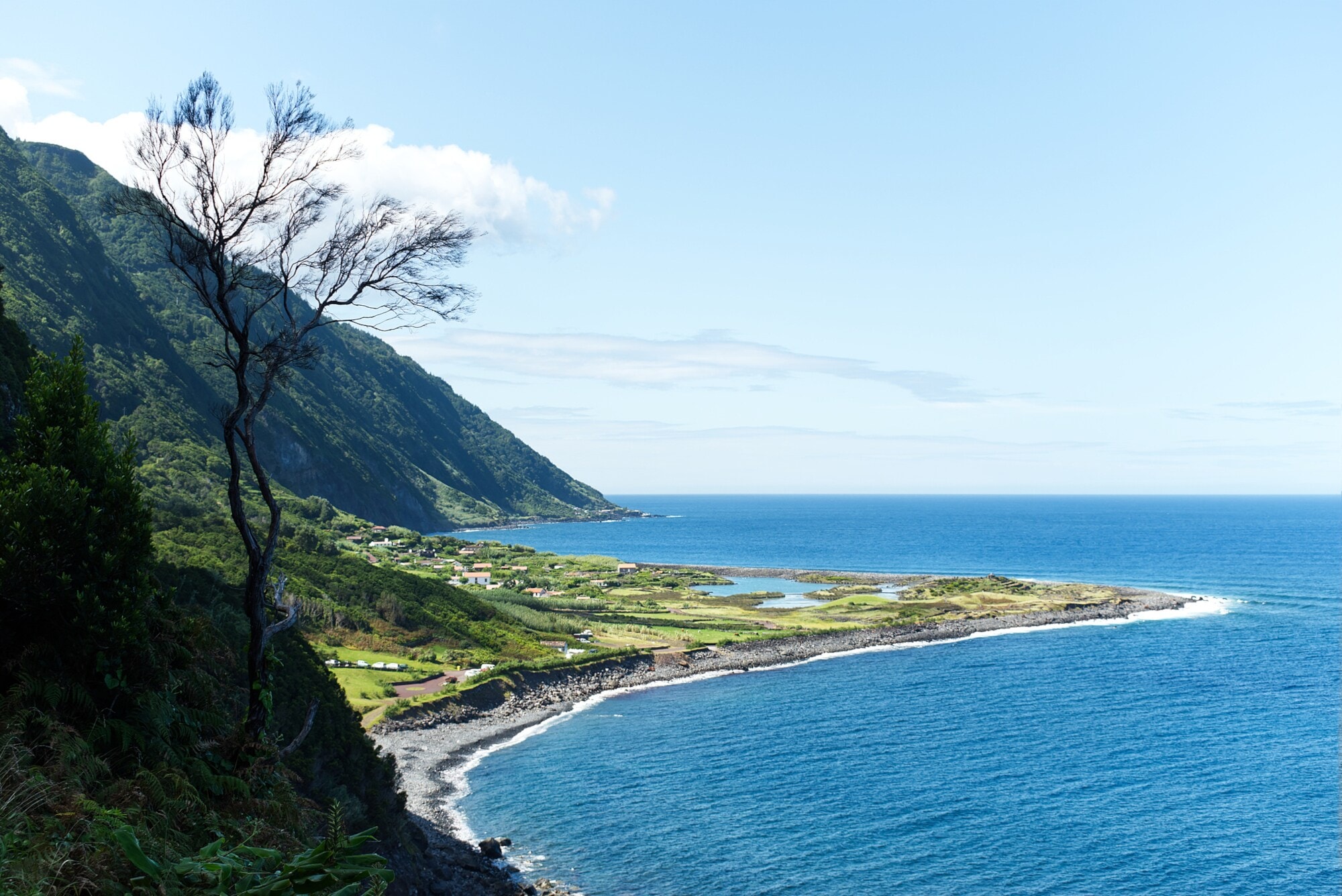 Blick auf einen Strand an der Nordküste der Insel São Jorge auf den Azoren Blick auf einen Strand an der Nordküste der Insel São Jorge auf den Azoren