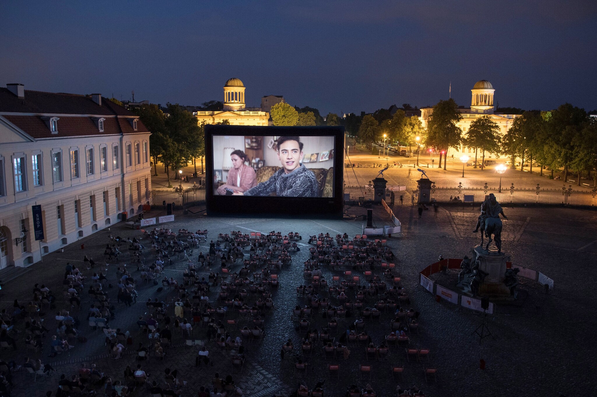 Ein großes Open-Air-Kino am Schloss Charlottenburg in Berlin bei Nacht